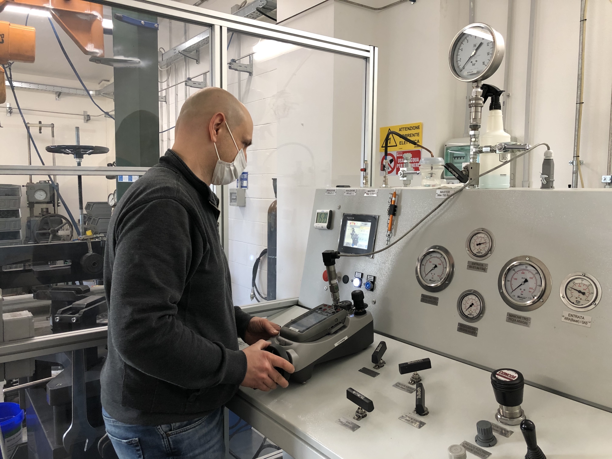 Calibration verification of digital and analogue pressure gauges